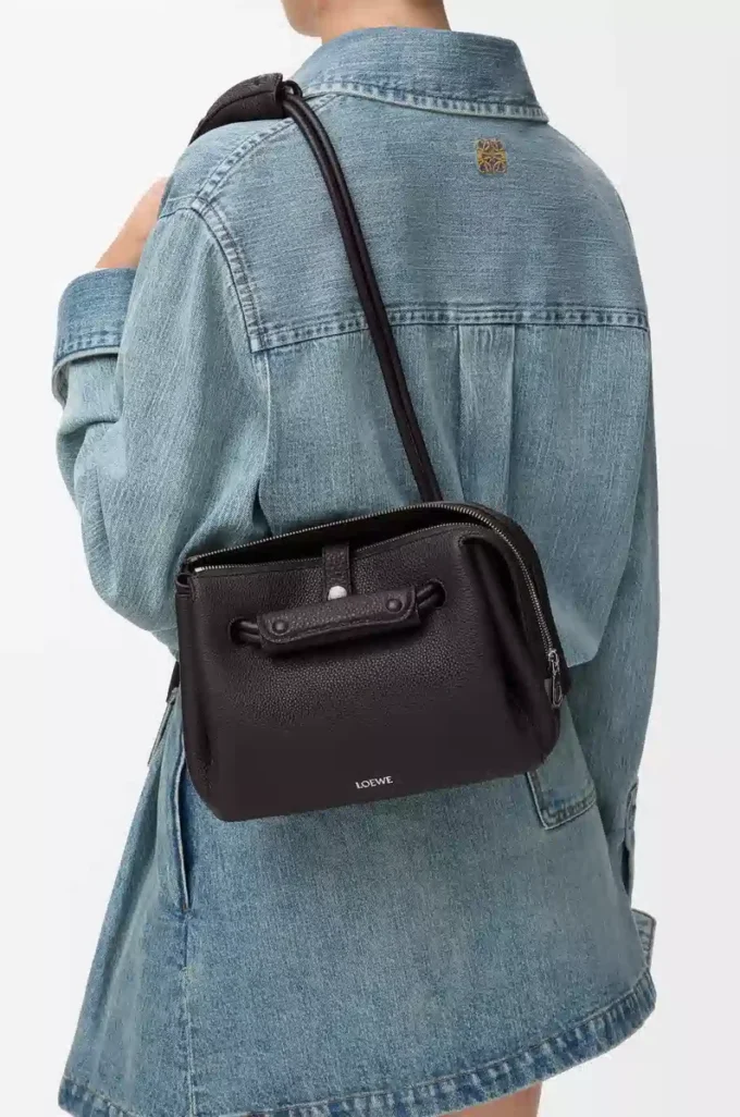 Bolso Madrid pequeño en piel de becerro granulada flexible Dark Ebony Bolso Madrid pequeño en piel de becerro granulada flexible Dark Ebony
