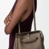 Bolso Madrid pequeño en piel de becerro granulada flexible Taupe Bolso Madrid pequeño en piel de becerro granulada flexible Taupe