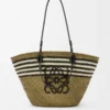 Bolso mediano Anagram de palma iraca y piel de becerro en color caqui oscuro/negro Bolso mediano Anagram de palma iraca y piel de becerro en color caqui oscuro/negro