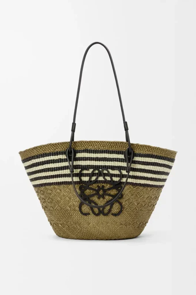Bolso mediano Anagram de palma iraca y piel de becerro en color caqui oscuro/negro Bolso mediano Anagram de palma iraca y piel de becerro en color caqui oscuro/negro