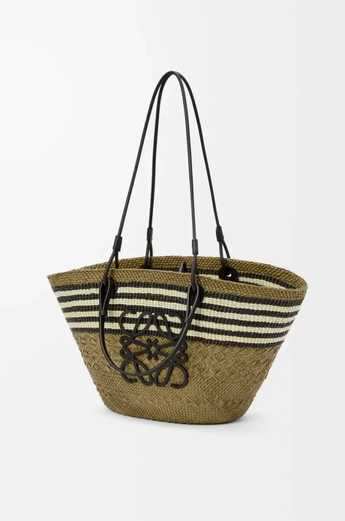 Bolso mediano Anagram de palma iraca y piel de becerro en color caqui oscuro/negro Bolso mediano Anagram de palma iraca y piel de becerro en color caqui oscuro/negro