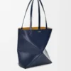 Bolso mediano Puzzle Fold en piel de becerro brillante azul abismo Bolso mediano Puzzle Fold en piel de becerro brillante azul abismo