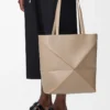 Bolso mediano Puzzle Fold en piel de becerro brillante color arena Bolso mediano Puzzle Fold en piel de becerro brillante color arena