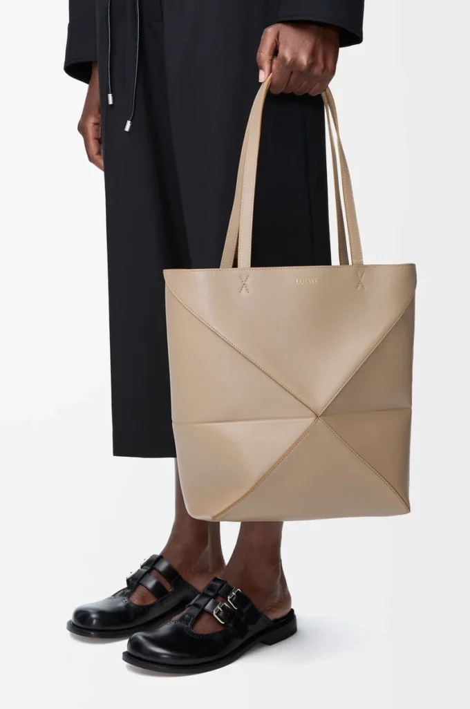 Bolso mediano Puzzle Fold en piel de becerro brillante color arena Bolso mediano Puzzle Fold en piel de becerro brillante color arena