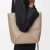 Bolso mediano Puzzle Fold en piel de becerro brillante color arena Bolso mediano Puzzle Fold en piel de becerro brillante color arena