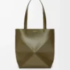 Bolso mediano Puzzle Fold en piel de becerro brillante Dark Khaki Bolso mediano Puzzle Fold en piel de becerro brillante Dark Khaki