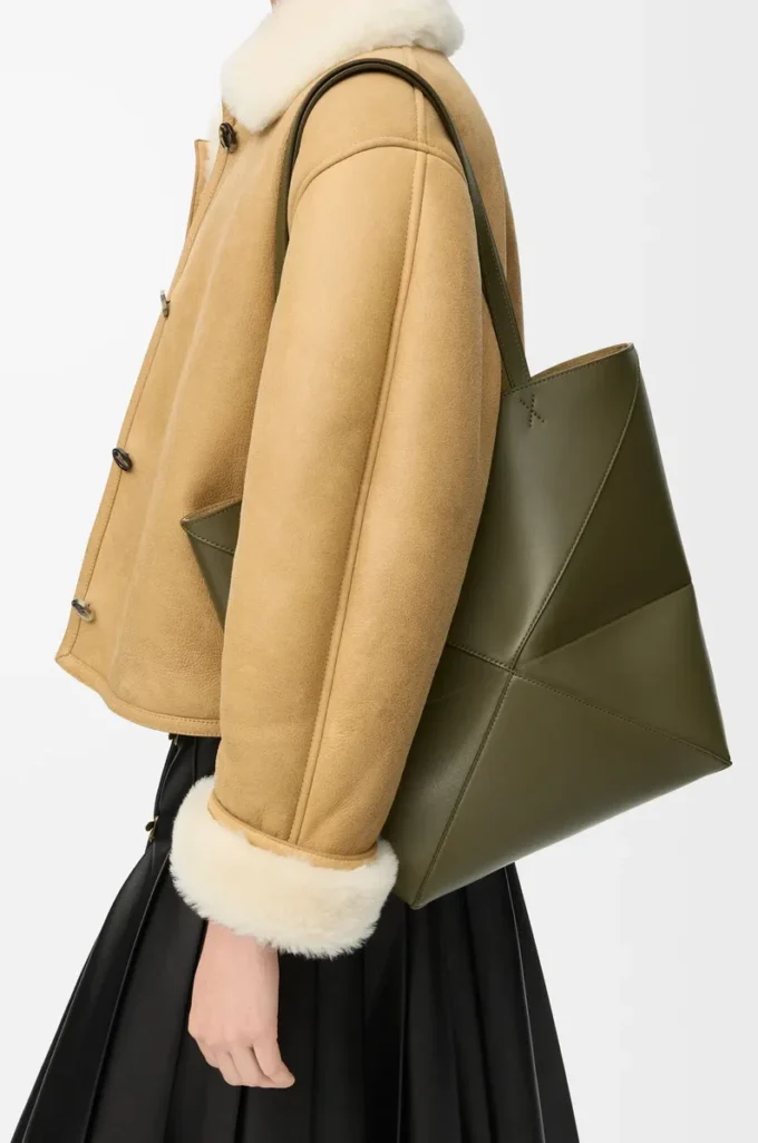 Bolso mediano Puzzle Fold en piel de becerro brillante Dark Khaki Bolso mediano Puzzle Fold en piel de becerro brillante Dark Khaki