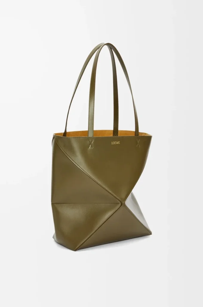 Bolso mediano Puzzle Fold en piel de becerro brillante Dark Khaki Bolso mediano Puzzle Fold en piel de becerro brillante Dark Khaki
