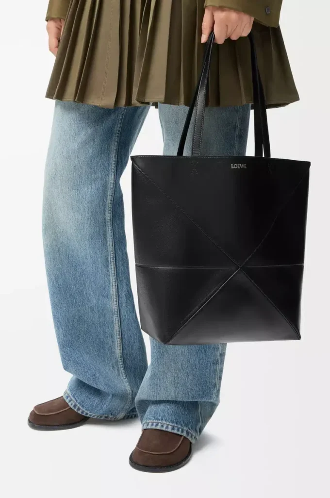 Bolso mediano Puzzle Fold en piel de becerro brillante negro Bolso mediano Puzzle Fold en piel de becerro brillante negro