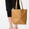 Bolso mediano Puzzle Fold en piel de becerro brillante Warm Desert