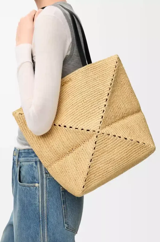 Bolso mediano Puzzle Fold en rafia natural Bolso mediano Puzzle Fold en rafia natural