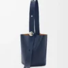 Bolso medio Pebble en piel de becerro lisa azul abismo Bolso medio Pebble en piel de becerro lisa azul abismo