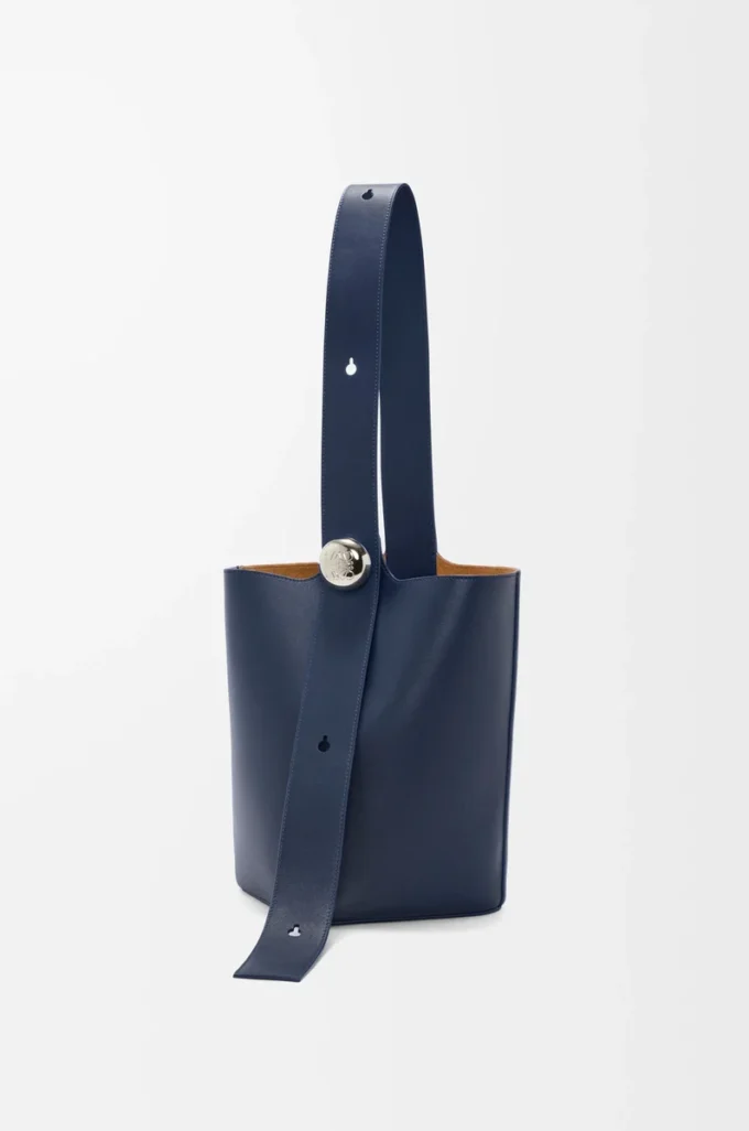 Bolso medio Pebble en piel de becerro lisa azul abismo Bolso medio Pebble en piel de becerro lisa azul abismo