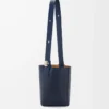 Bolso medio Pebble en piel de becerro lisa azul abismo Bolso medio Pebble en piel de becerro lisa azul abismo