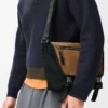 Bolso mensajero Flex mediano en lona y ante Negro/Oro oscuro Bolso mensajero Flex mediano en lona y ante Negro/Oro oscuro