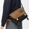Bolso mensajero Flex mediano en lona y ante Negro/Oro oscuro Bolso mensajero Flex mediano en lona y ante Negro/Oro oscuro