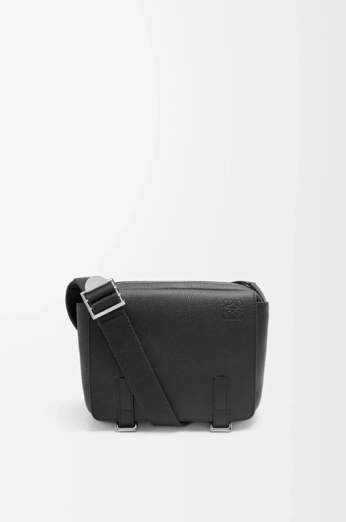 Bolso mensajero militar XS en suave piel de becerro granulada Negro Bolso mensajero militar XS en suave piel de becerro granulada Negro