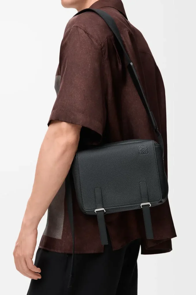 Bolso mensajero militar XS en suave piel de becerro granulada Negro Bolso mensajero militar XS en suave piel de becerro granulada Negro