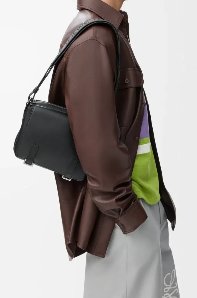 Bolso mensajero militar XS en suave piel de becerro granulada Negro Bolso mensajero militar XS en suave piel de becerro granulada Negro