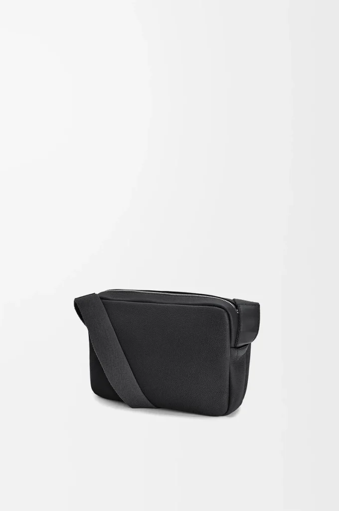 Bolso mensajero militar XS en suave piel de becerro granulada Negro Bolso mensajero militar XS en suave piel de becerro granulada Negro