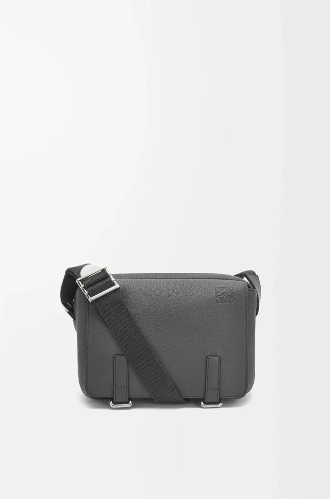 Bolso mensajero Military XS en piel de becerro granulada suave color antracita Bolso mensajero Military XS en piel de becerro granulada suave color antracita