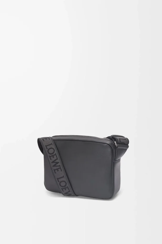 Bolso mensajero Military XS en piel de becerro suave y flexible y jacquard Negro Bolso mensajero Military XS en piel de becerro suave y flexible y jacquard Negro