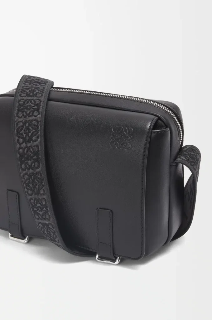 Bolso mensajero Military XS en piel de becerro suave y flexible y jacquard Negro Bolso mensajero Military XS en piel de becerro suave y flexible y jacquard Negro