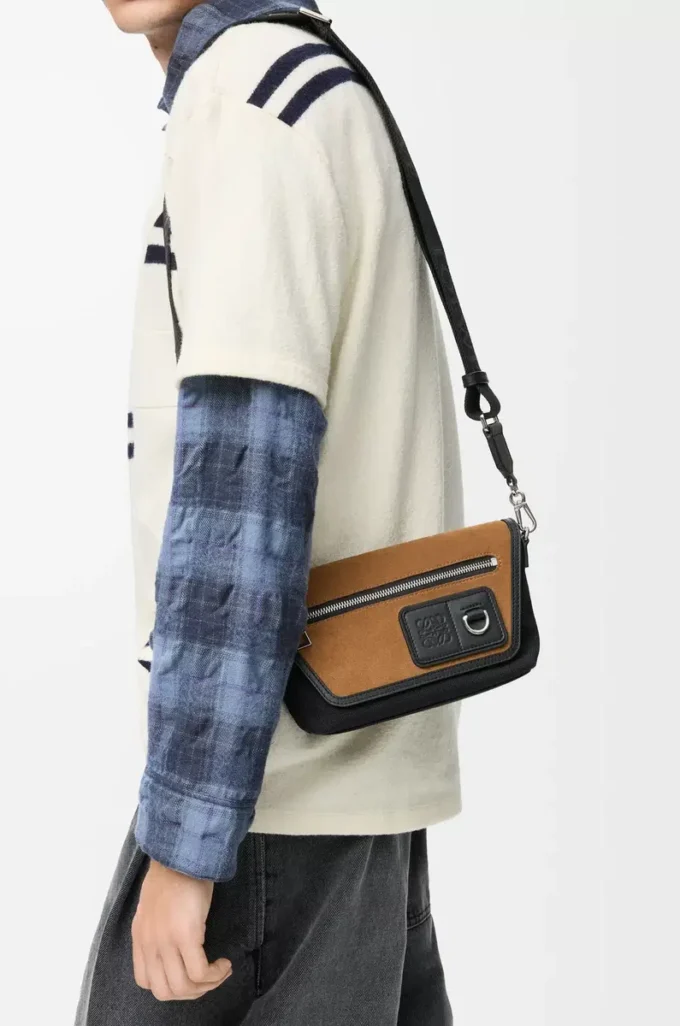 Bolso mensajero Mini Flex en lona y ante Negro/Oro oscuro Bolso mensajero Mini Flex en lona y ante Negro/Oro oscuro