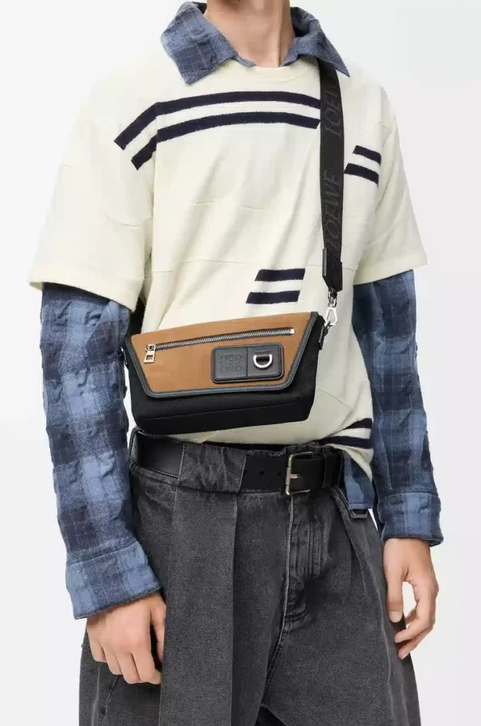 Bolso mensajero Mini Flex en lona y ante Negro/Oro oscuro Bolso mensajero Mini Flex en lona y ante Negro/Oro oscuro