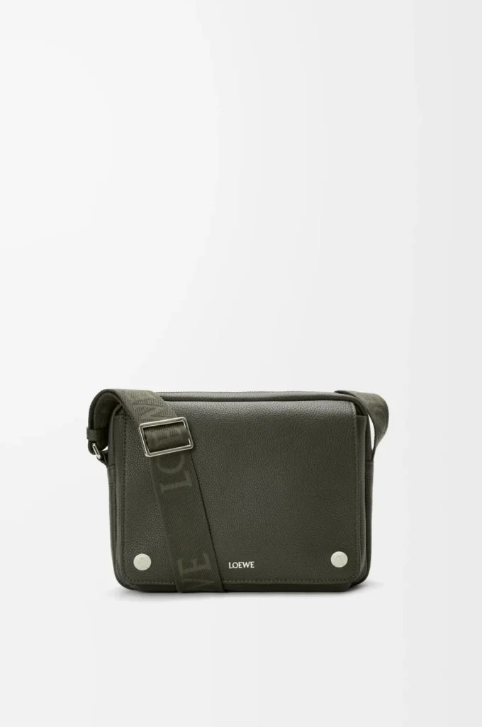 Bolso mensajero Pebble mediano en piel de becerro granulada flexible, color caqui oscuro Bolso mensajero Pebble mediano en piel de becerro granulada flexible, color caqui oscuro