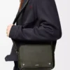 Bolso mensajero Pebble mediano en piel de becerro granulada flexible, color caqui oscuro Bolso mensajero Pebble mediano en piel de becerro granulada flexible, color caqui oscuro