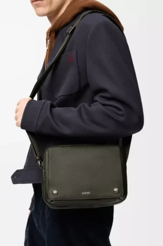 Bolso mensajero Pebble mediano en piel de becerro granulada flexible, color caqui oscuro