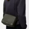 Bolso mensajero Pebble mediano en piel de becerro granulada flexible, color caqui oscuro Bolso mensajero Pebble mediano en piel de becerro granulada flexible, color caqui oscuro