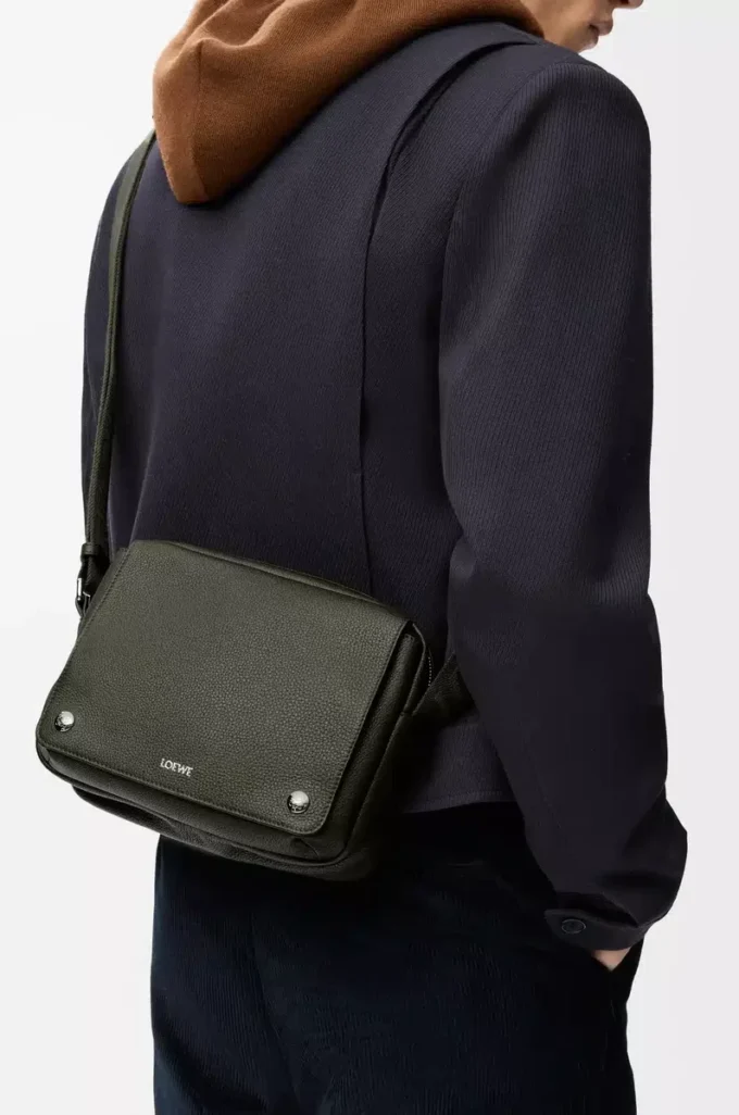 Bolso mensajero Pebble mediano en piel de becerro granulada flexible, color caqui oscuro Bolso mensajero Pebble mediano en piel de becerro granulada flexible, color caqui oscuro
