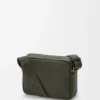 Bolso mensajero Pebble mediano en piel de becerro granulada flexible, color caqui oscuro Bolso mensajero Pebble mediano en piel de becerro granulada flexible, color caqui oscuro