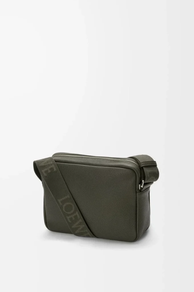 Bolso mensajero Pebble mediano en piel de becerro granulada flexible, color caqui oscuro Bolso mensajero Pebble mediano en piel de becerro granulada flexible, color caqui oscuro