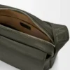 Bolso mensajero Pebble mediano en piel de becerro granulada flexible, color caqui oscuro Bolso mensajero Pebble mediano en piel de becerro granulada flexible, color caqui oscuro