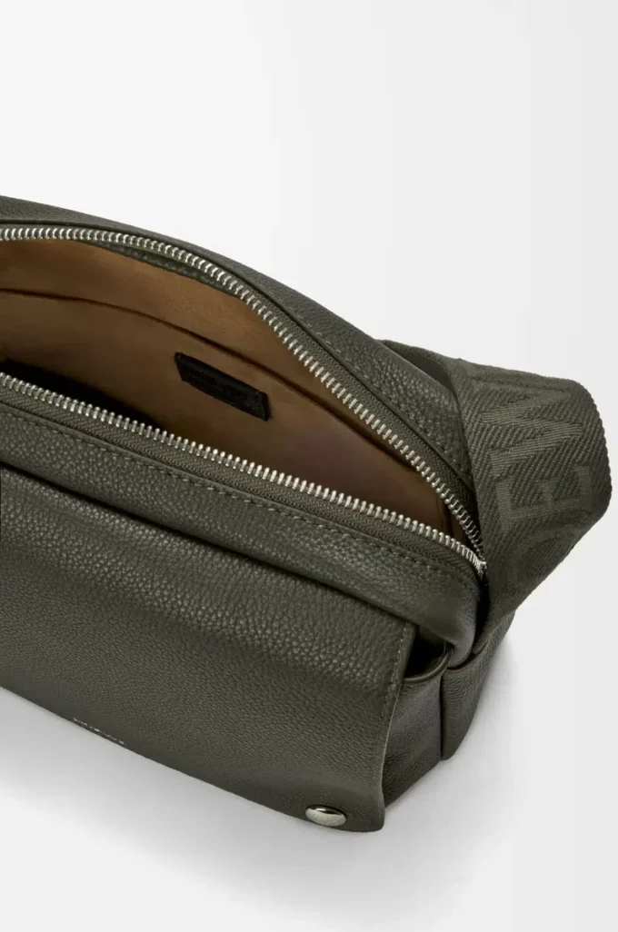 Bolso mensajero Pebble mediano en piel de becerro granulada flexible, color caqui oscuro Bolso mensajero Pebble mediano en piel de becerro granulada flexible, color caqui oscuro