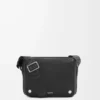 Bolso mensajero Pebble mediano en piel de becerro granulada flexible, color negro Bolso mensajero Pebble mediano en piel de becerro granulada flexible, color negro