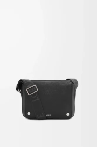 Bolso mensajero Pebble mediano en piel de becerro granulada flexible, color negro