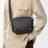 Bolso mensajero Pebble mediano en piel de becerro granulada flexible, color negro Bolso mensajero Pebble mediano en piel de becerro granulada flexible, color negro
