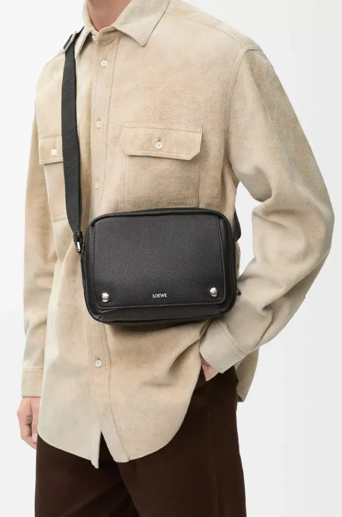Bolso mensajero Pebble mediano en piel de becerro granulada flexible, color negro Bolso mensajero Pebble mediano en piel de becerro granulada flexible, color negro