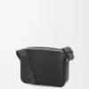 Bolso mensajero Pebble mediano en piel de becerro granulada flexible, color negro Bolso mensajero Pebble mediano en piel de becerro granulada flexible, color negro
