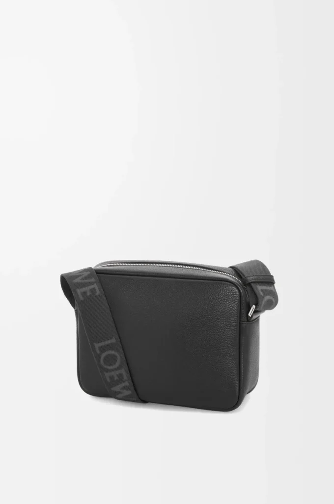 Bolso mensajero Pebble mediano en piel de becerro granulada flexible, color negro Bolso mensajero Pebble mediano en piel de becerro granulada flexible, color negro