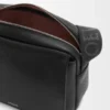Bolso mensajero Pebble mediano en piel de becerro granulada flexible, color negro Bolso mensajero Pebble mediano en piel de becerro granulada flexible, color negro