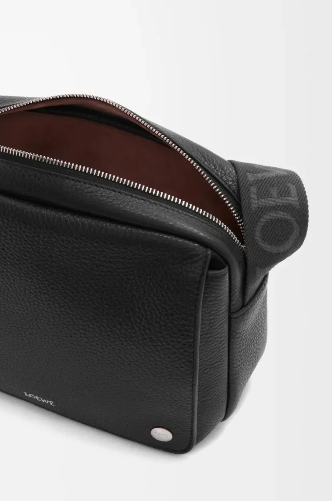 Bolso mensajero Pebble mediano en piel de becerro granulada flexible, color negro Bolso mensajero Pebble mediano en piel de becerro granulada flexible, color negro