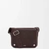 Bolso mensajero Pebble mediano en piel de becerro granulada flexible, color rojo sangre Bolso mensajero Pebble mediano en piel de becerro granulada flexible, color rojo sangre