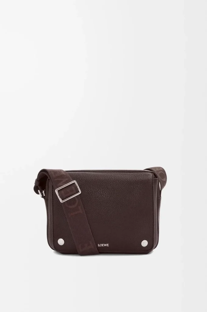 Bolso mensajero Pebble mediano en piel de becerro granulada flexible, color rojo sangre Bolso mensajero Pebble mediano en piel de becerro granulada flexible, color rojo sangre