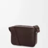 Bolso mensajero Pebble mediano en piel de becerro granulada flexible, color rojo sangre Bolso mensajero Pebble mediano en piel de becerro granulada flexible, color rojo sangre