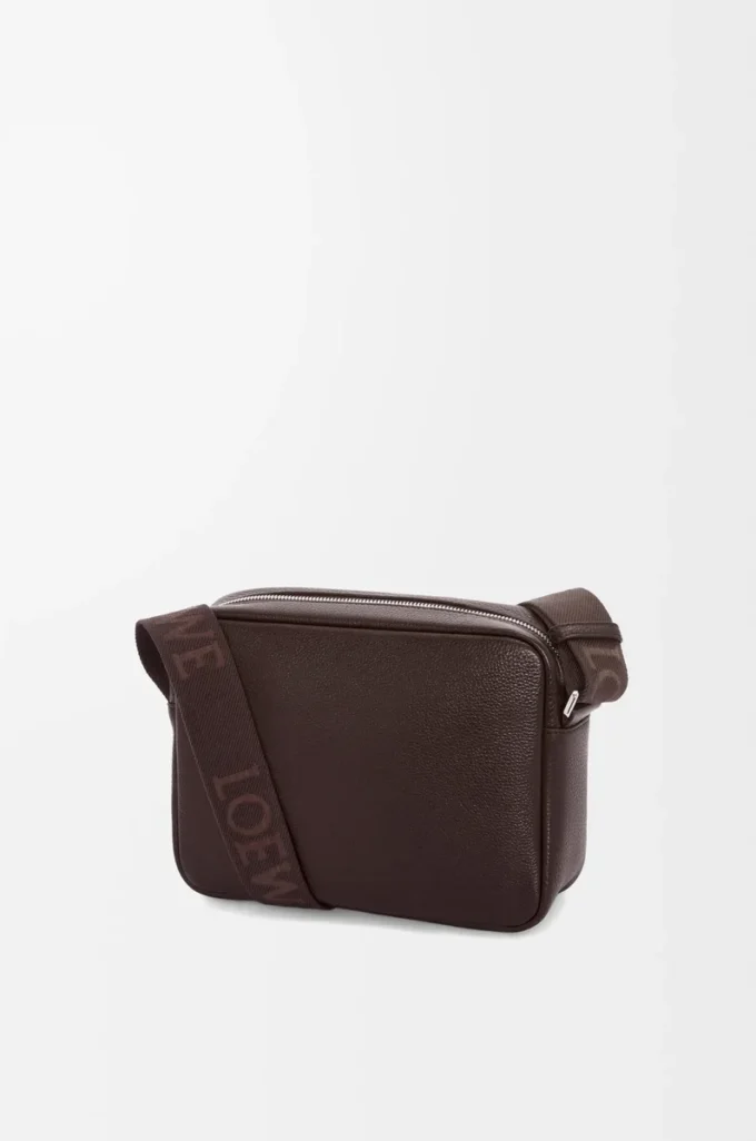 Bolso mensajero Pebble mediano en piel de becerro granulada flexible, color rojo sangre Bolso mensajero Pebble mediano en piel de becerro granulada flexible, color rojo sangre